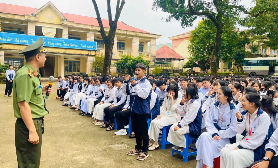 tuyen-truyen-pho-bien-an-toan-giao-thong-an-ninh-hoc-duong-cho-hoc-sinh.jpg