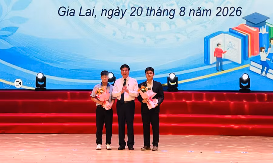 ubnd-tinh-gia-lai-cung-da-tuyen-duong-khen-thuong-2-hoc-sinh-doat-huy-chuong-bac-tai-cac-ky-thi-olympic-vat-ly-nam-2026-anh-tran-dung.jpg