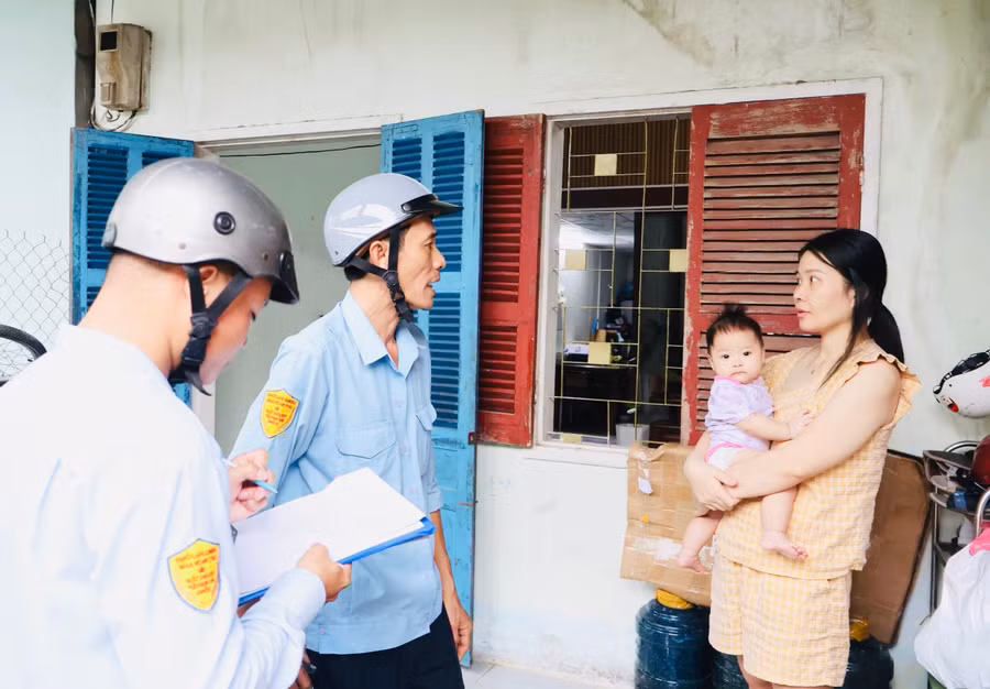 ho-tro-nuoi-dan-di-doi-den-noi-an-toan-tranh-bao-13.jpg