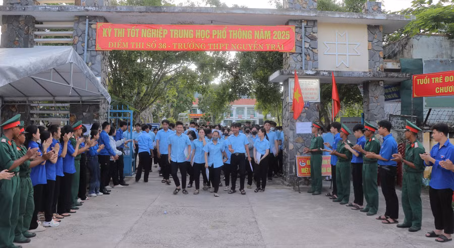 toan-minh-luc-luong-tinh-nguyen-vien-chao-don-thi-sinh-diem-thi-truong-thpt-nguyen-trai-ket-thuc-thi-mon-toan-anh-ngoc-minh.jpg