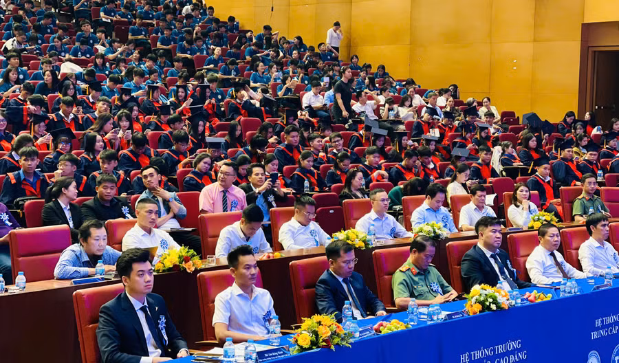 he-thong-truong-cao-dang-trung-cap-cong-nghe-du-lich-chao-don-800-tan-sinh-vien.jpg