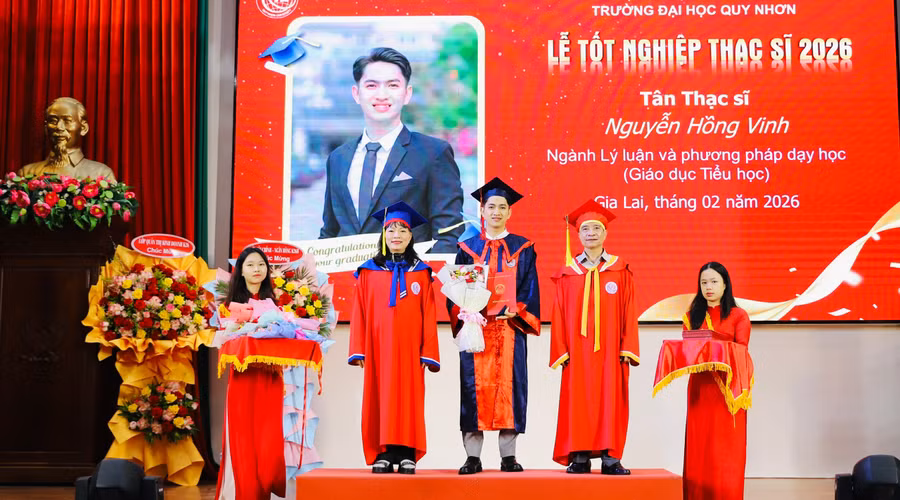 truong-dai-hoc-quy-nhon-trao-bang-thac-si-cho-hoc-vien.jpg