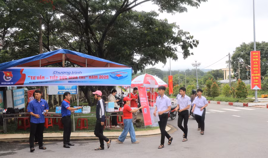 tinh-nguyen-vien-nhiet-tinh-tiep-suc-thi-sinh-diem-thi-so-39-truong-thcs-va-thpt-y-don-huyen-dak-po-buoc-vao-mon-thi-ngu-van-anh-ngoc-minh.jpg
