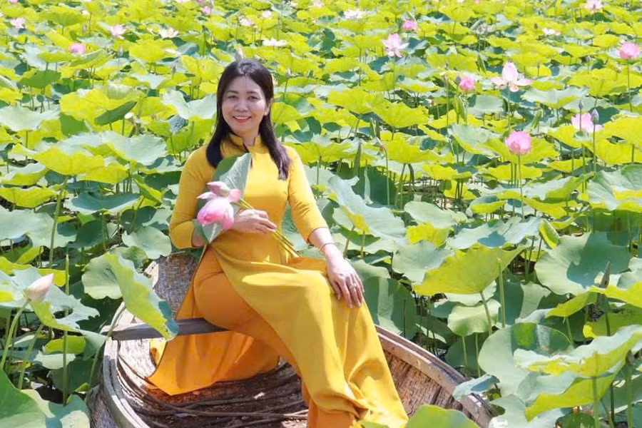 chi-rmah-hkhoang-to-dan-pho-4-thi-tran-phu-thien-chon-cho-minh-chiec-ao-dai-truyen-thong-de-di-da-ngoai-vao-dip-30-4-anh-vu-chi.jpg