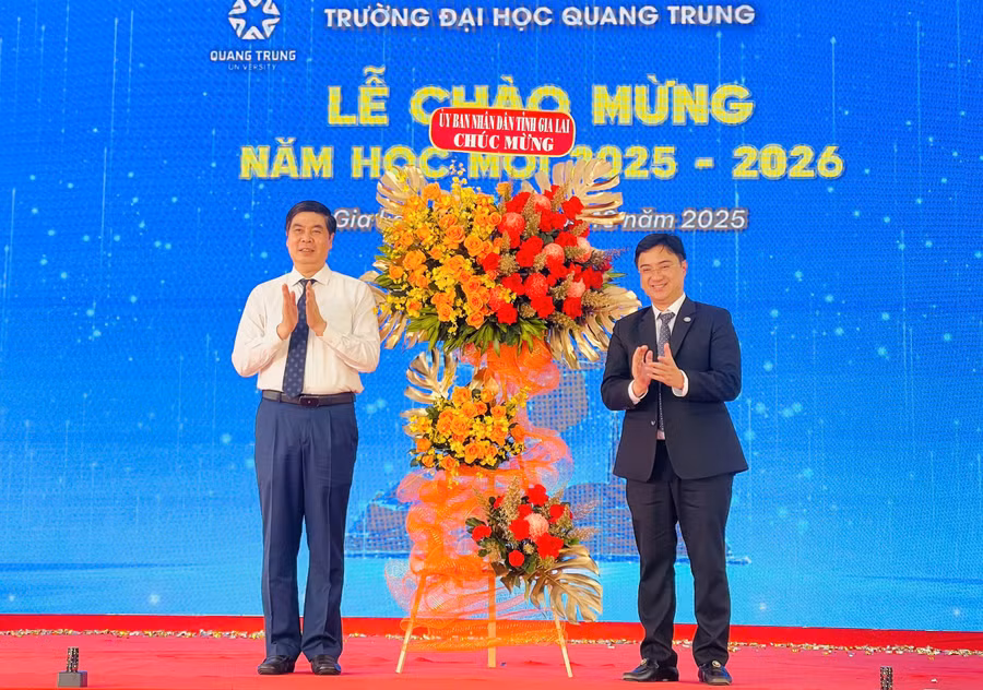 pho-chu-tich-ubnd-tinh-lam-hai-giang-tang-hoa-chuc-mung-truong-dai-hoc-quang-trung.jpg