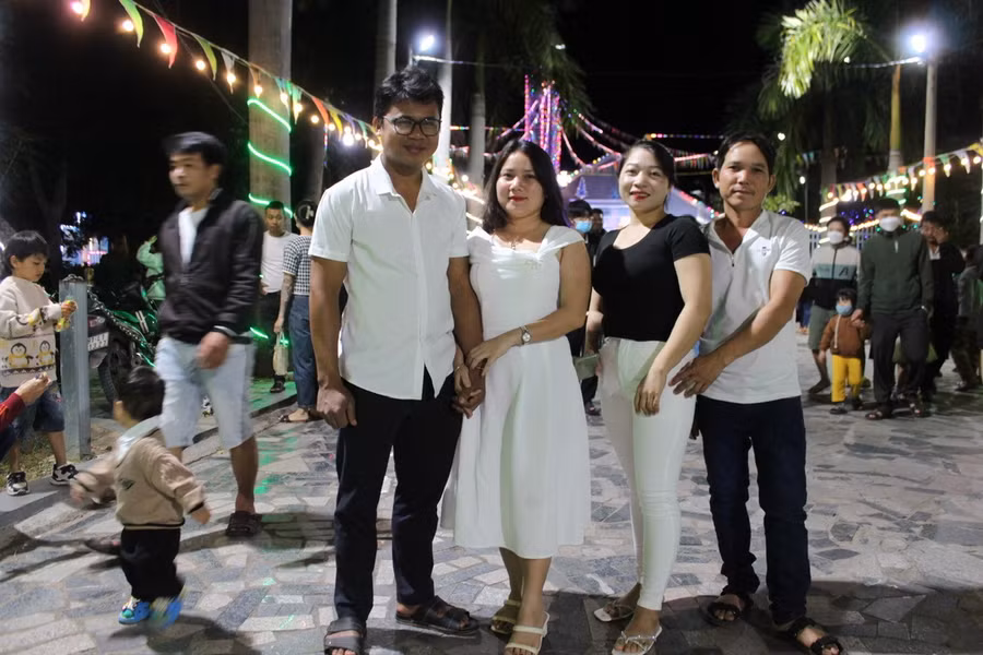 gs-chi-nay-hhieng-thu-3-tu-phai-sang-buon-khan-xa-ia-sao-thi-xa-ayun-pa-cung-gia-dinh-den-giao-xu-phu-bon-trong-dem-giang-sinh-anh-vu-chi.jpg
