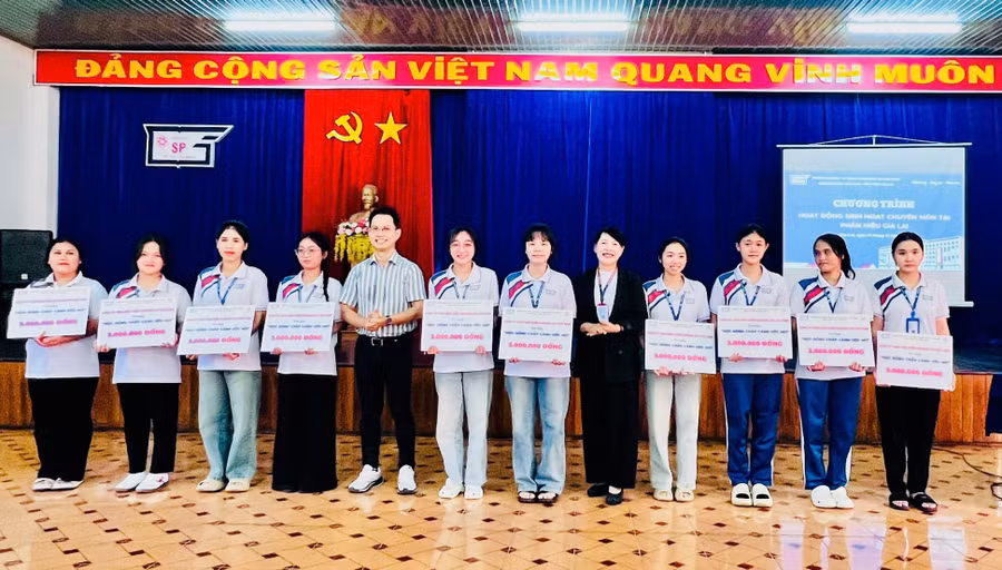 trao-hoc-bong-cho-sinh-vien-gia-lai.jpg