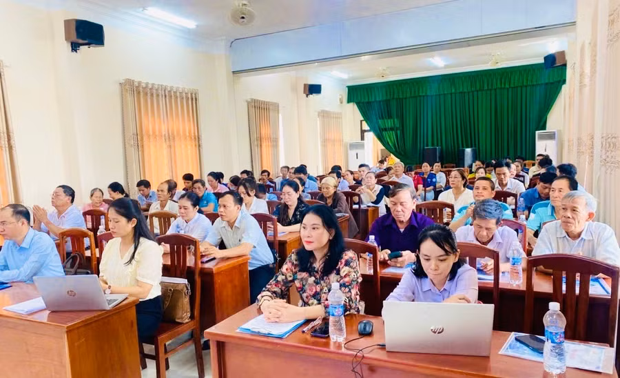 tap-huan-kien-thuc-cho-doi-ngu-lam-cong-tac-giam-gheo.jpg