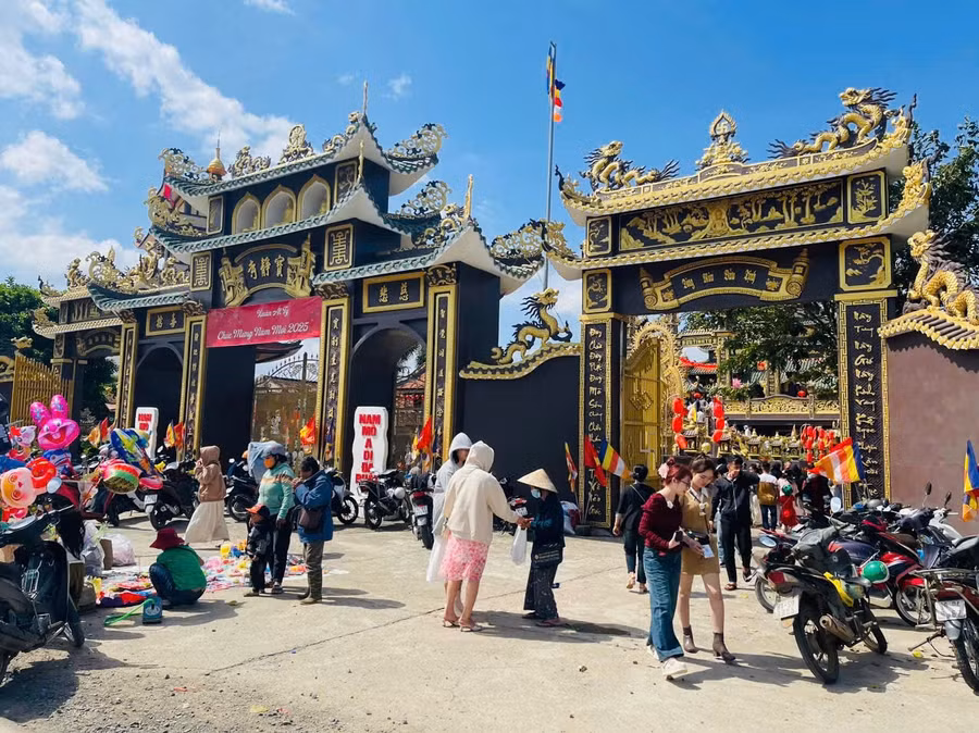 khung-canh-chua-buu-tinh-thi-xa-ayun-pa-tap-trung-dong-dao-nguoi-dan-thi-xa-va-cac-dia-phuong-lan-can-den-le-chua-dau-nam-anh-vu-chi.jpg
