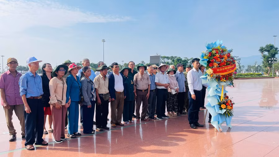 ban-lien-lac-nhung-nguoi-khang-chien-tinh-gia-lai-dung-hoa-tuong-dai-nguyen-tat-thanh.jpg