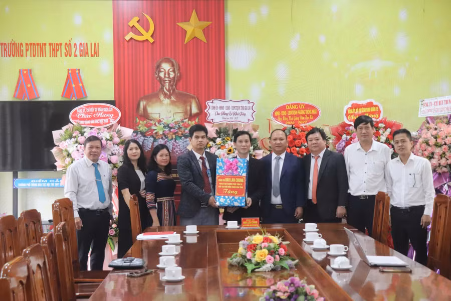 pho-bi-thu-thuong-truc-tinh-uy-rah-lan-chung-tang-qua-cho-nha-truong.jpg