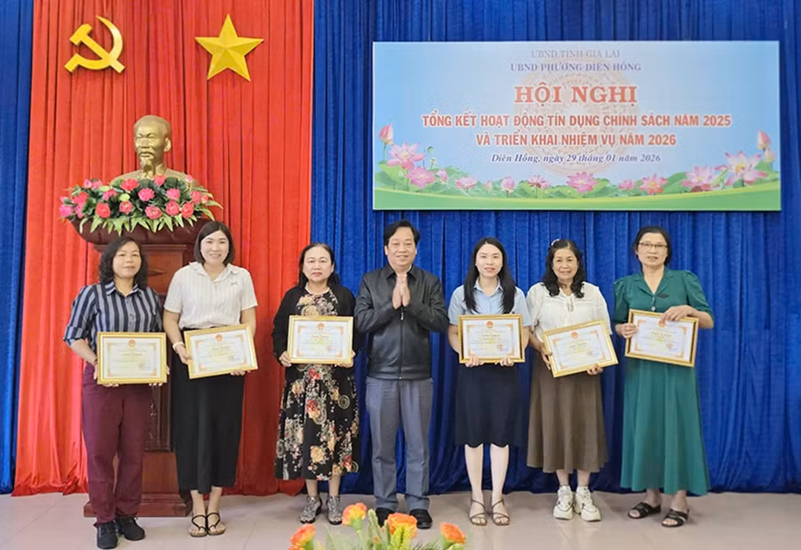 chu-tich-ubnd-phuong-dien-hong-trao-giay-khen-cho-6-ca-nhan-co-thanh-tich-tieu-bieu-trong-trien-khai-hoat-dong-tin-dung-chinh-sach-xa-hoi-tren-dia-ban-phuong-nam-2025.jpg