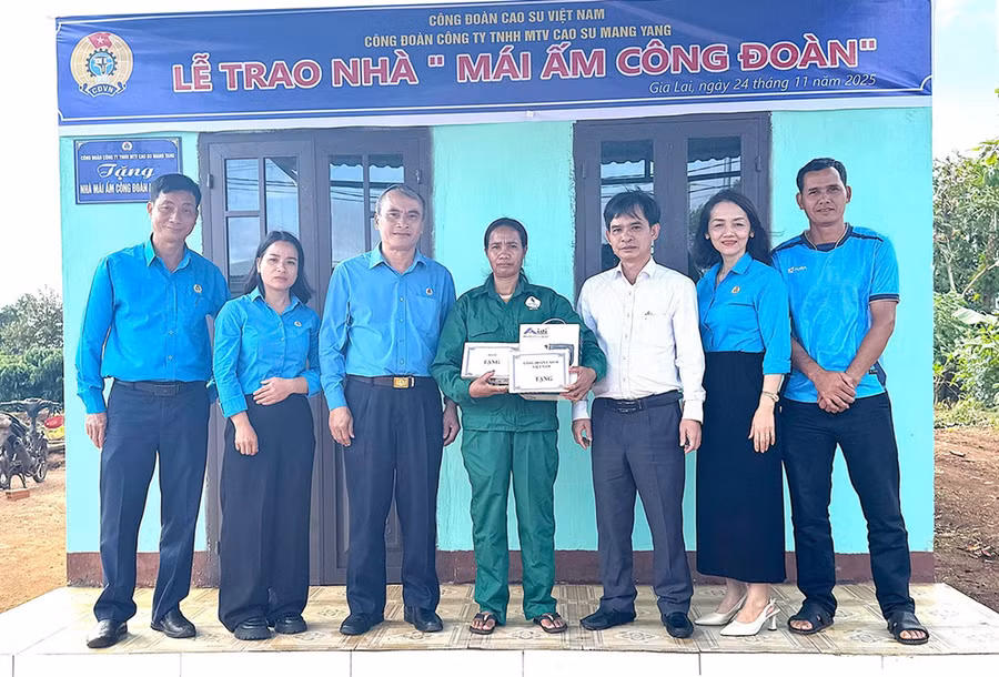 le-ban-giao-nha-mai-am-cong-doan-cho-cong-nhan-dan-toc-thieu-so-thuoc-cong-ty-tnhh-mtv-cao-su-chu-prong.jpg