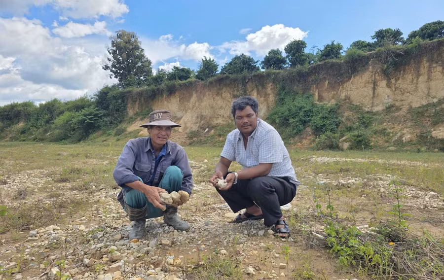 nhung-nam-qua-song-bi-sat-lo-nghiem-trong-khien-3-sao-ruong-cua-gia-dinh-ong-huih-ben-trai-thon-plei-atur-xa-ayun-bi-mat-trang-anh-mp.jpg