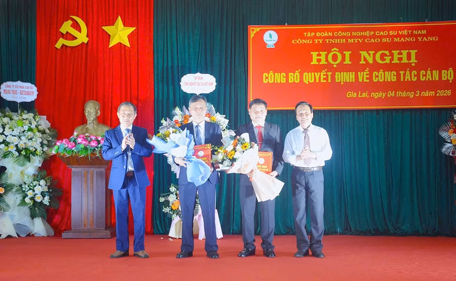 ong-tran-thanh-phung-bia-phai-pho-tong-giam-doc-vrg-trao-quyet-dinh-cho-ong-nguyen-huu-tu-thu-2-tu-phai-qua-va-ong-truong-van-hoi-thu-2-tu-trai-qua.jpg