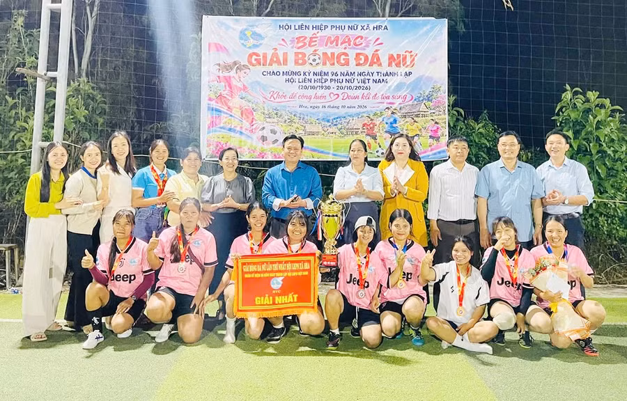 ban-to-chuc-trao-cup-cho-doi-bong-da-nu-lang-chrong.jpg