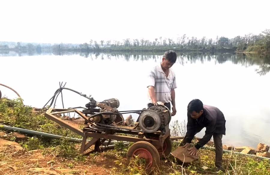ong-pham-van-tiep-thon-tan-lap-xa-ia-hrung-chuan-bi-may-bom-tuoi-nuoc-ngay-trong-nhung-ngay-tet.jpg