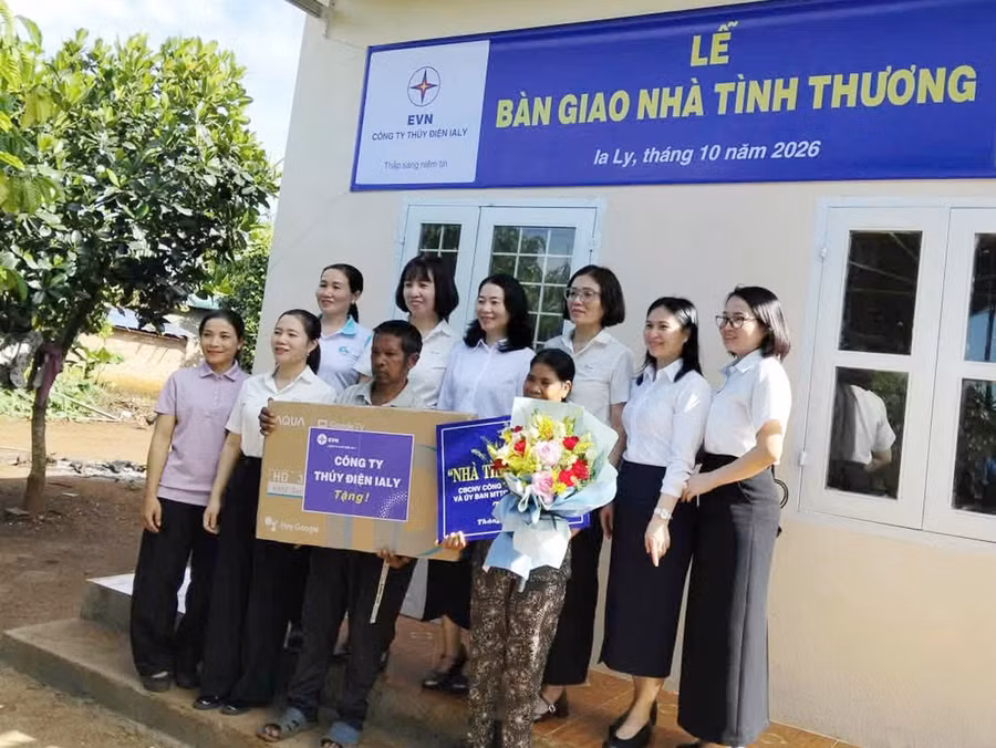 dai-dien-cac-ban-nganh-doan-the-dia-phuong-trao-qua-cho-gia-dinh-ba-ro-cham-a-veng.jpg