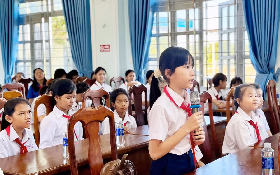 cac-em-dat-cau-hoi-lien-quan-den-ky-nang-su-dung-dien-thoai-mang-xa-hoi-an-toan.jpg