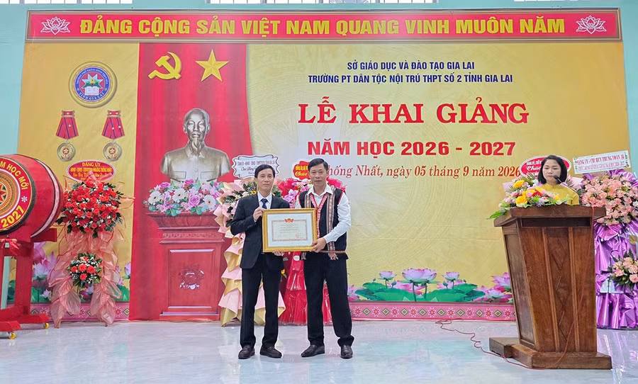 truong-ptdtnt-thpt-so-2-tinh-gia-lai-duoc-chu-tich-ubnd-tinh-tang-danh-hieu-tap-the-lao-dong-xuat-sac.jpg