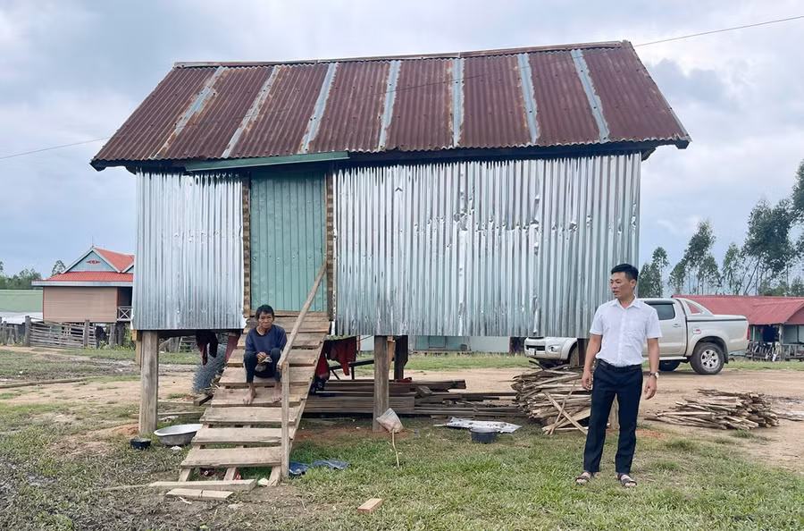 chinh-quyen-xa-sro-cung-ba-con-lang-kuok-da-gop-cong-gop-vat-lieu-dung-tam-mot-can-nha-nho-de-gia-dinh-ong-dinh-gop-co-cho-o-truoc-mat.jpg