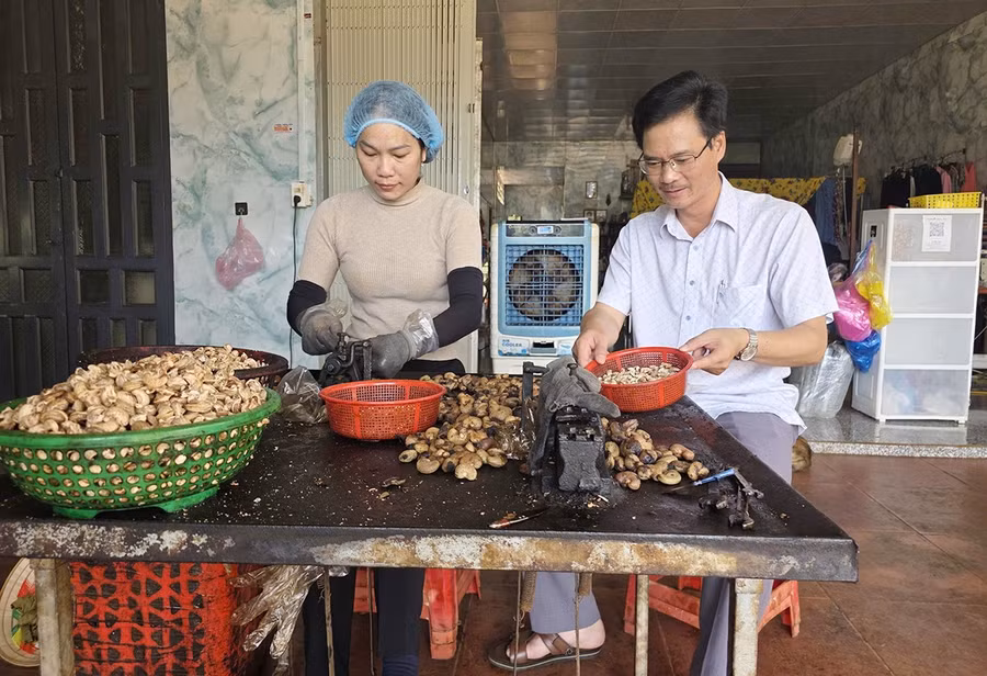 ong-phan-dinh-tham-chu-tich-ubnd-xa-ia-o-ben-phai-den-tham-quan-co-so-che-bien-hat-dieu-cua-xa.jpg