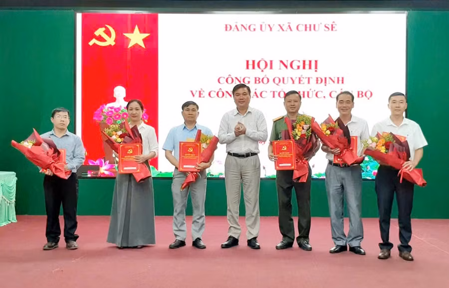 bi-thu-dang-uy-xa-chu-se-ly-anh-sang-thu-4-tu-phai-sang-trao-quyet-dinh-cho-cac-dong-chi-duoc-chi-dinh-tham-gia-bch-dang-bo-xa-chu-se-nhiem-ky-2025-2030.jpg