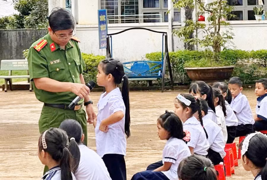 cac-em-hoc-sinh-tham-gia-tra-loi-cac-cau-hoi-tai-buoi-tuyen-truyen.jpg