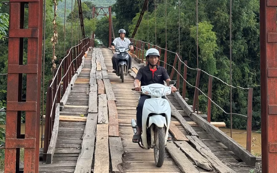 cau-dan-sinh-lang-keo-kpaih-duoc-sua-chua-giup-nguoi-dan-di-lai-thuan-tien-trong-mua-mua-bao.jpg