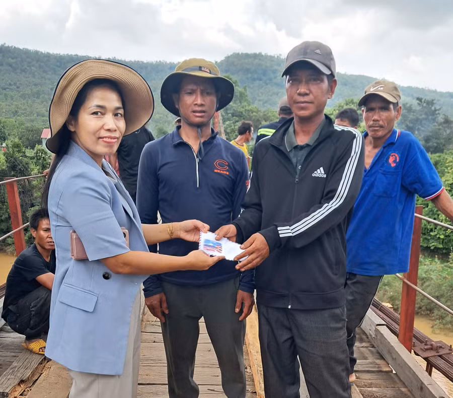 bi-thu-dang-uy-xa-al-ba-rmah-hbe-net-bia-trai-den-dong-vien-va-ho-tro-kinh-phi-cho-nguoi-dan-lang-keo-kpaih-sua-cau-dan-sinh.jpg