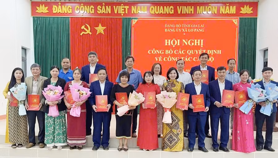 ban-thuong-vu-dang-uy-xa-lo-pang-cong-bo-cac-quyet-dinh-chi-dinh-cap-uy-bi-thu-pho-bi-thu-cua-7-chi-bo-truc-thuoc.jpg
