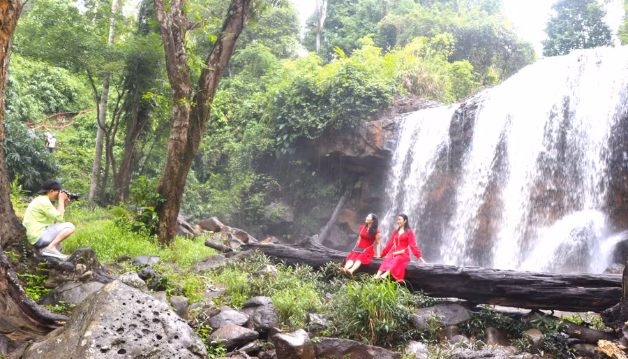 tu-ngay-mung-1-den-mung-3-tet-cac-khu-di-tich-diem-thac-tren-dia-ban-huyen-kbang-don-khoang-1000-luot-khach-tham-quan-du-xuan-anh-ngoc-minh.jpg