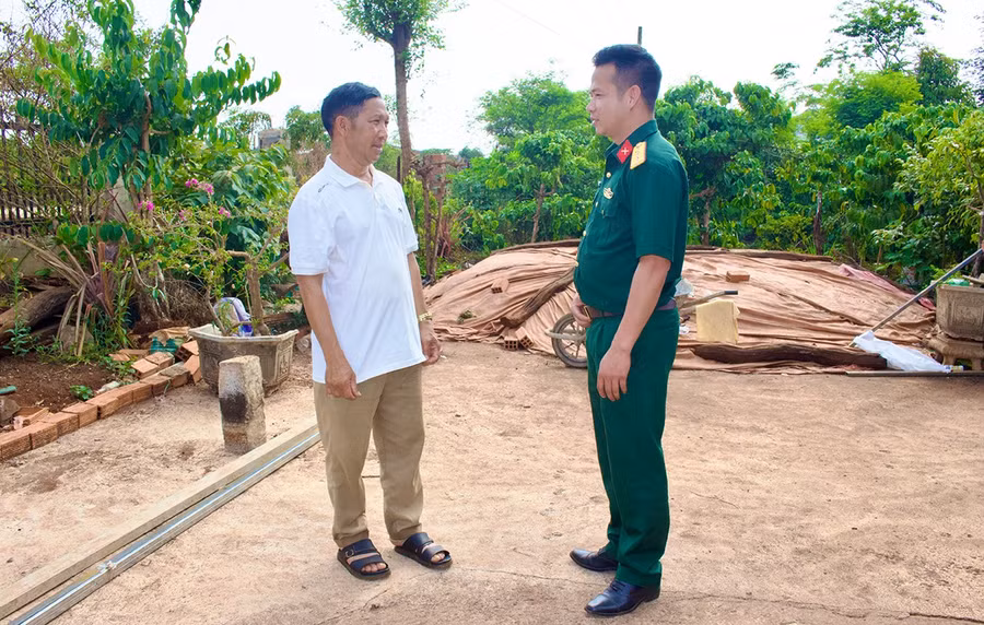 ong-ksor-yop-ben-trai-bi-thu-chi-bo-truong-thon-kol-trao-doi-voi-lanh-dao-ban-chi-huy-quan-su-xa-kdang-ve-viec-van-dong-thanh-nien-trong-lang-hang-hai-tinh-nguyen-dang-ky-tham-gia-nghia-vu-quan-su.jpg
