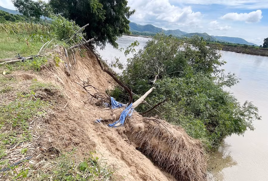 truoc-thuc-trang-sat-lo-ngay-cang-nghiem-trong-nguoi-dan-xa-ia-rsai-van-tung-ngay-song-trong-noi-lo-dat-bi-cuon-troi-nha-cua-bi-dong-song-nuot-mat.jpg
