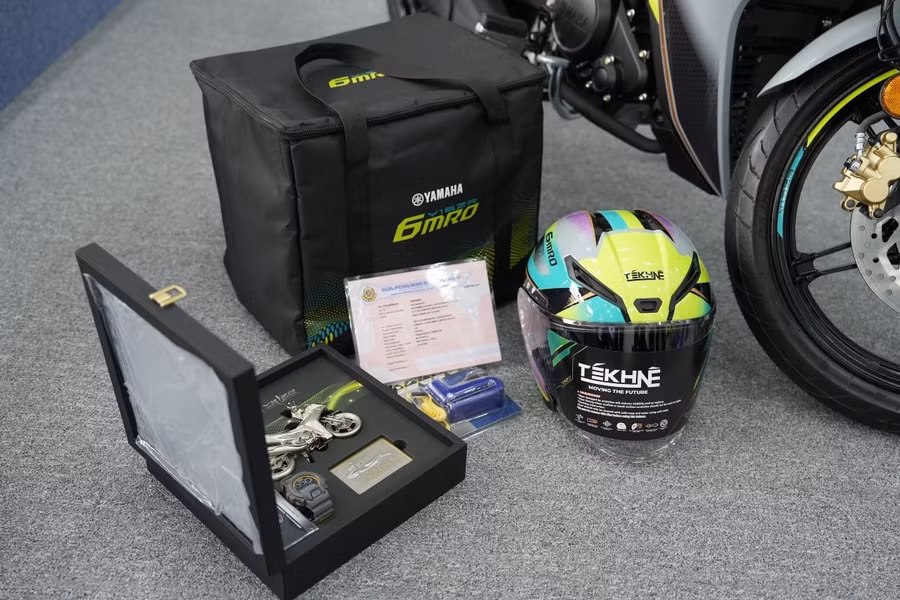 o-moi-chiec-yamaha-y16zr-6mro-limited-edition-hang-tang-kem-mot-bo-phu-kien-gom-mu-bao-hiem-trung-mau-than-xe-khoa-chong-trom-mo-hinh-xe-thu-nho-bang-kim-loai-dong-ho-deo-tay.jpg