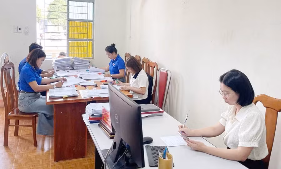 doan-vien-thanh-nien-ho-tro-nguoi-dan-tai-trung-tam-phuc-vu-hanh-chinh-cong-xa-ia-hrung.jpg