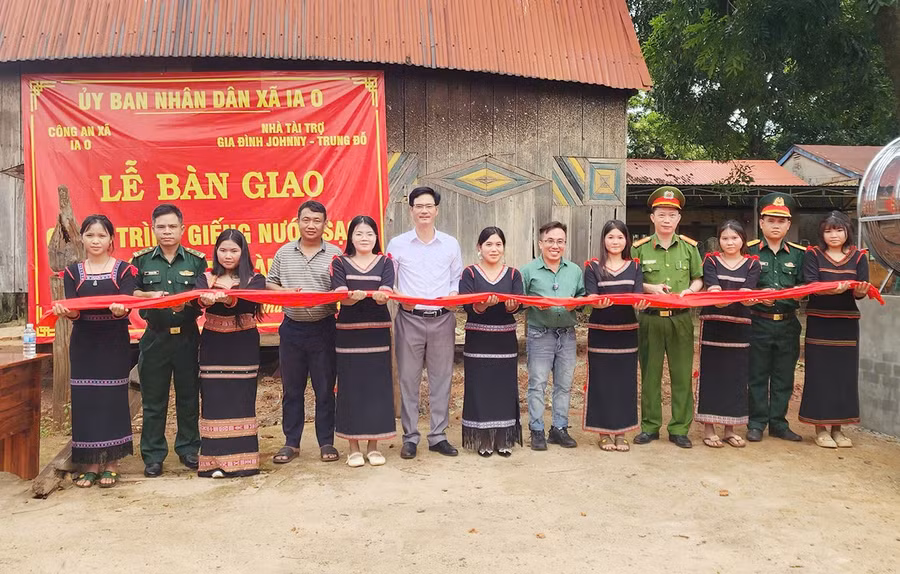 dang-uy-ubnd-xa-ia-o-va-chi-huy-cac-don-vi-nha-tai-tro-cat-bang-khanh-thanh-gieng-nuoc-sach.jpg
