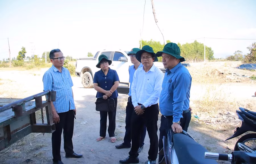 pho-chu-tich-ubnd-tinh-duong-mah-tiep-dung-bia-phai-cung-lanh-dao-xa-ia-hiao-kiem-tra-cong-tac-giai-phong-mat-bang-tai-khu-tai-dinh-cu.jpg