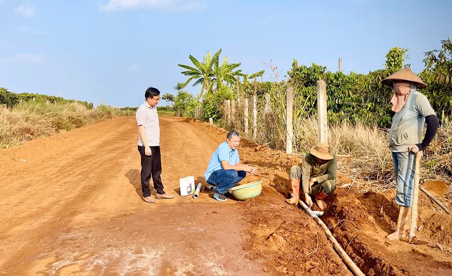 nguoi-dan-lang-b-xa-gao-di-doi-duong-ong-tuoi-ca-phe-tao-thuan-loi-cho-don-vi-thi-cong-lam-duong.jpg