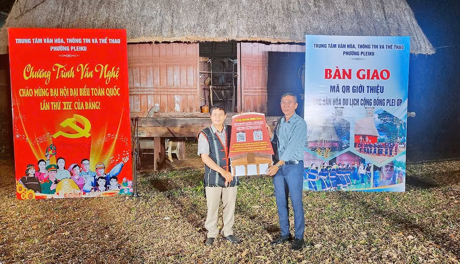 trung-tam-van-hoa-thong-tin-va-the-thao-phuong-pleiku-trao-bang-ma-qr-so-hoa-du-lich-cho-lang-op.jpg