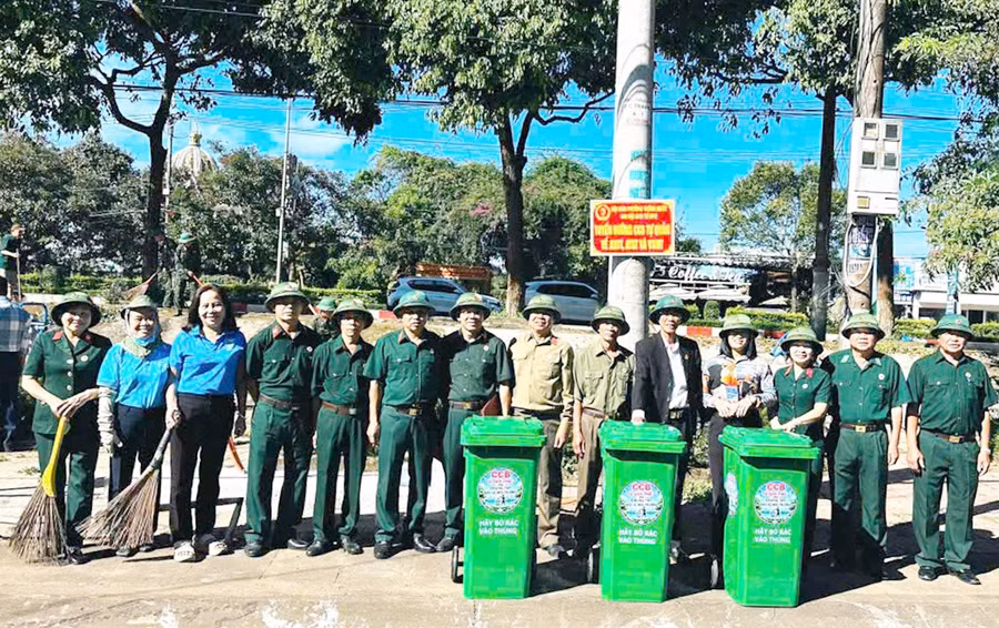 can-bo-hoi-vien-cuu-chien-binh-doan-vien-thanh-nien-luc-luong-lu-doan-132-ra-quan-tong-ve-sinh-moi-truong-tuyen-duong-dinh-cong-trang.jpg