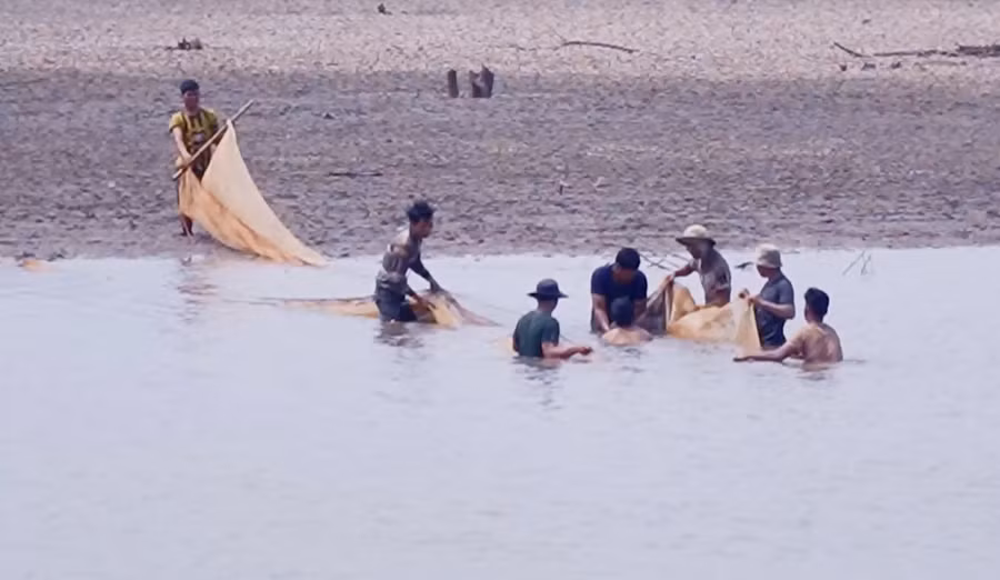 khu-vuc-ven-ho-ayun-ha-nhung-ngay-nay-con-nhon-nhip-boi-cac-nhom-thanh-nien-keo-luoi-bat-ca.jpg