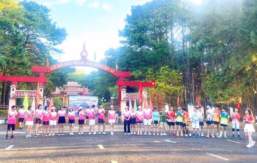 cau-lac-bo-mang-yang-runner-to-chuc-phong-trao-chay-bo-chao-mung-ngay-truyen-thong-cua-xa-mang-yang-20-10.jpg