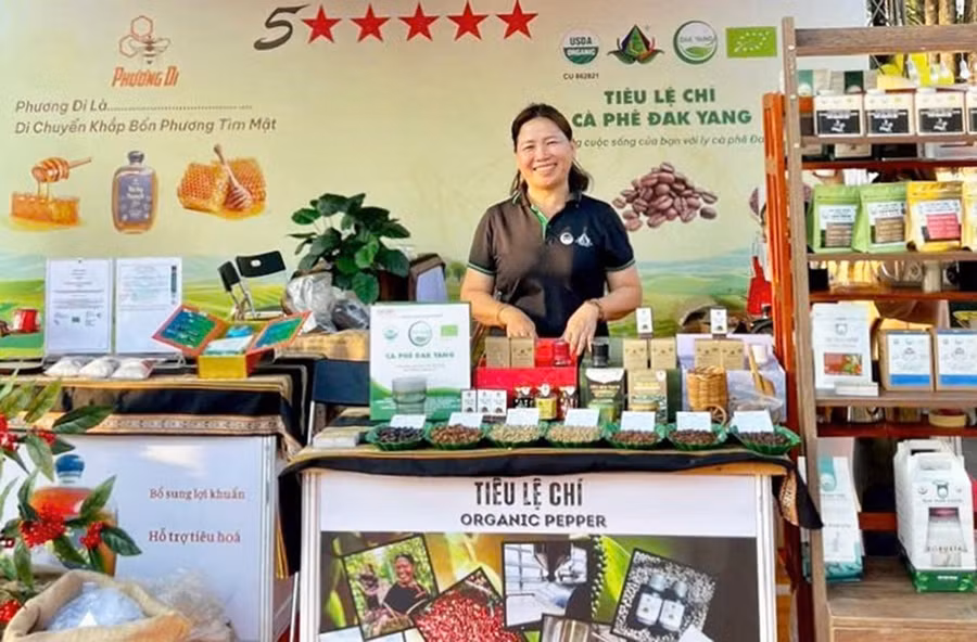 ba-nguyen-thi-nga-pho-giam-doc-htx-nong-nghiep-va-dich-vu-nam-yang-gioi-thieu-mot-so-san-pham-ocop-cua-htx-anh-don-vi-cung-cap.jpg