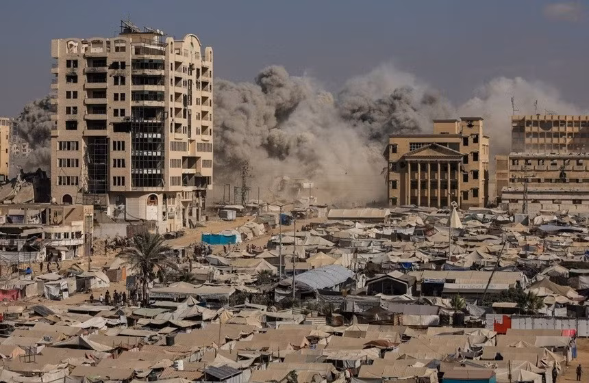mot-toa-nha-dan-cu-sup-do-sau-cuoc-khong-kich-cua-israel-vao-thanh-pho-gaza-anh-reuters.jpg