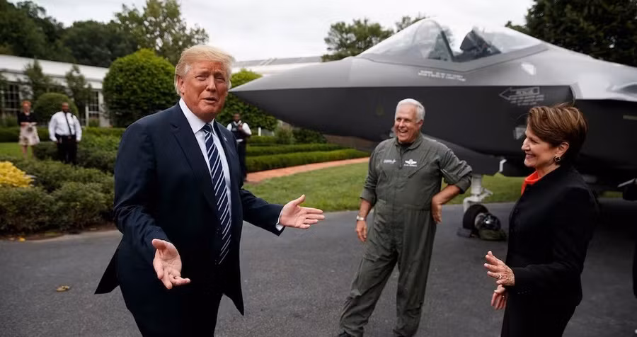 tong-thong-my-donald-trump-dung-truoc-chiec-f-35-anh-ap.jpg