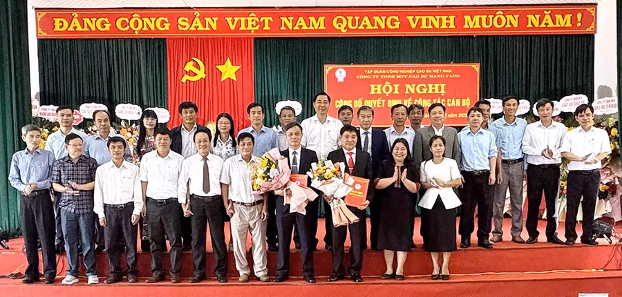 lanh-dao-cac-lanh-dao-cac-cong-ty-cao-su-tren-dia-ban-tay-nguyen-cung-lanh-dao-cac-dia-phuong-chup-anh-luu-niem.jpg