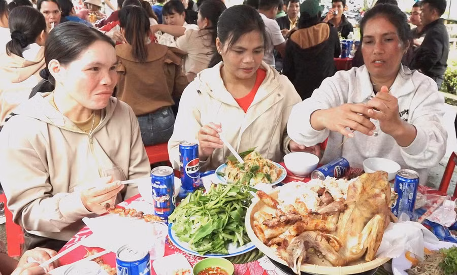 cong-nhan-doi-san-xuat-ia-phu-cung-quay-quan-ben-bua-com-cong-doan.jpg