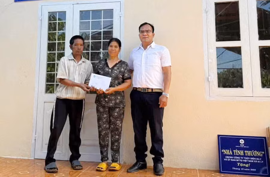 ban-giao-nha-tinh-thuong-cho-gia-dinh-ba-ro-cham-a-veng.jpg