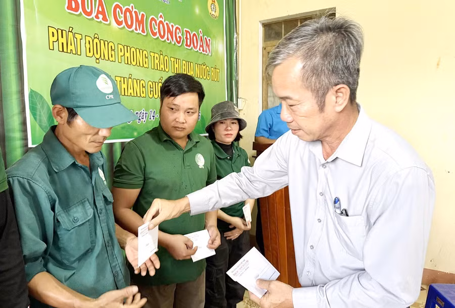 trao-qua-cho-cong-nhan-co-hoan-canh-kho-khan.jpg